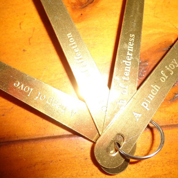 NEW Gold Heart Shaped Measuring Spoons/ Vtg. Glass PYREXRed Print Measuring Cup - Picture 11 of 16